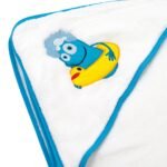 ⁦منشفة أطفال بطربوش بيضاء مع حواف زرقاء Totty corner baby towel, white with blue edge⁩ - الصورة ⁦3⁩