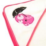 ⁦منشفة أطفال بطربوش بيضاء مع حواف وردية Totty corner baby towel, white with pink edge⁩ - الصورة ⁦3⁩